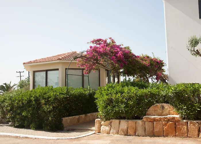 Artemis Village & 4* Stavrós